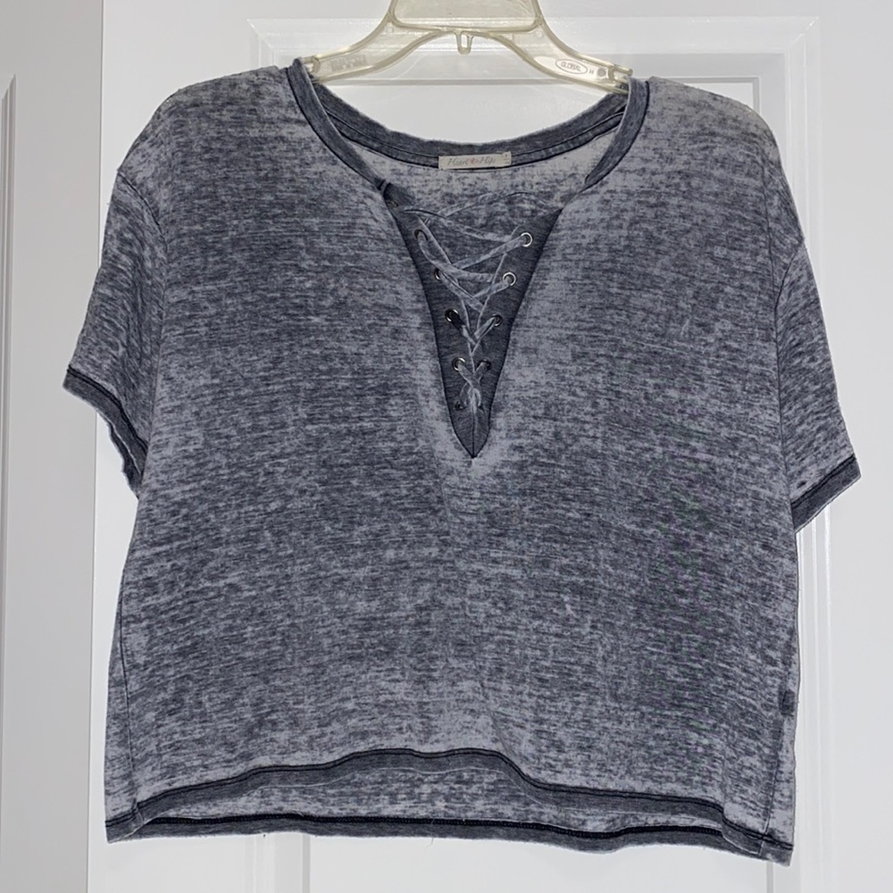 grey crisscross cropped tee